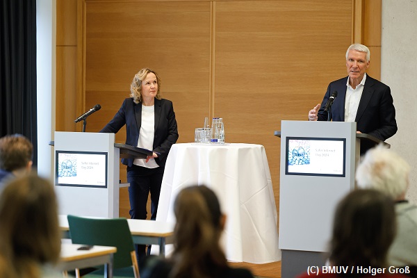 Steffi Lemke und Dr. Ralf Wintergerst beim "Safer Internet Day" in Berlin