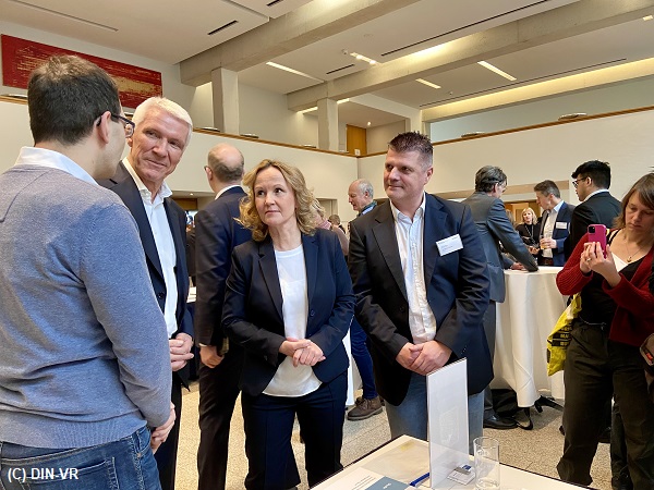 Vier Personen unterhalten sich beim "Safer Internet Day"