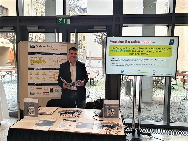 Fotov vom Stand des DIN-Verbraucherrats beim "Safer Internet Day"