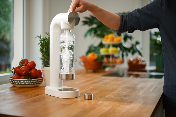 Tischwassersprudler auf dem Tisch