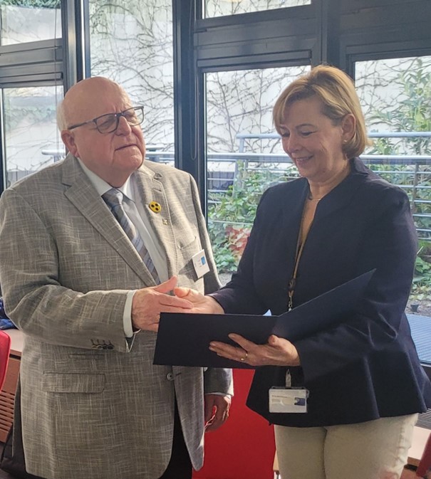 Ernst-Dietrich Lorenz erhält die Urkunde von Dr. Bärbel Wernicke, Leiterin der Abteilung Leben und Umwelt (LUW)