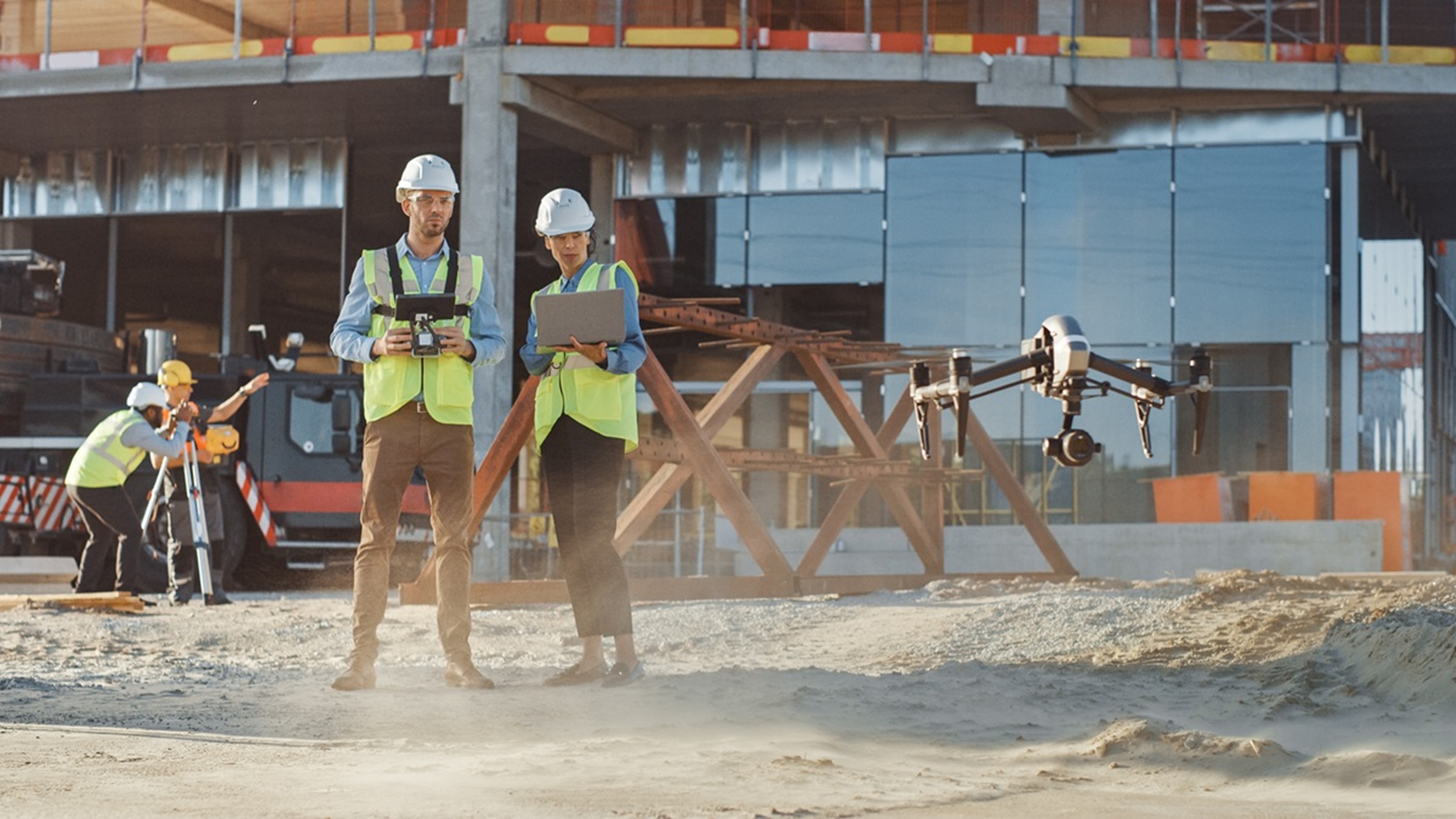 Bauchfachleute arbeiten mit einer Drohne auf der Baustelle