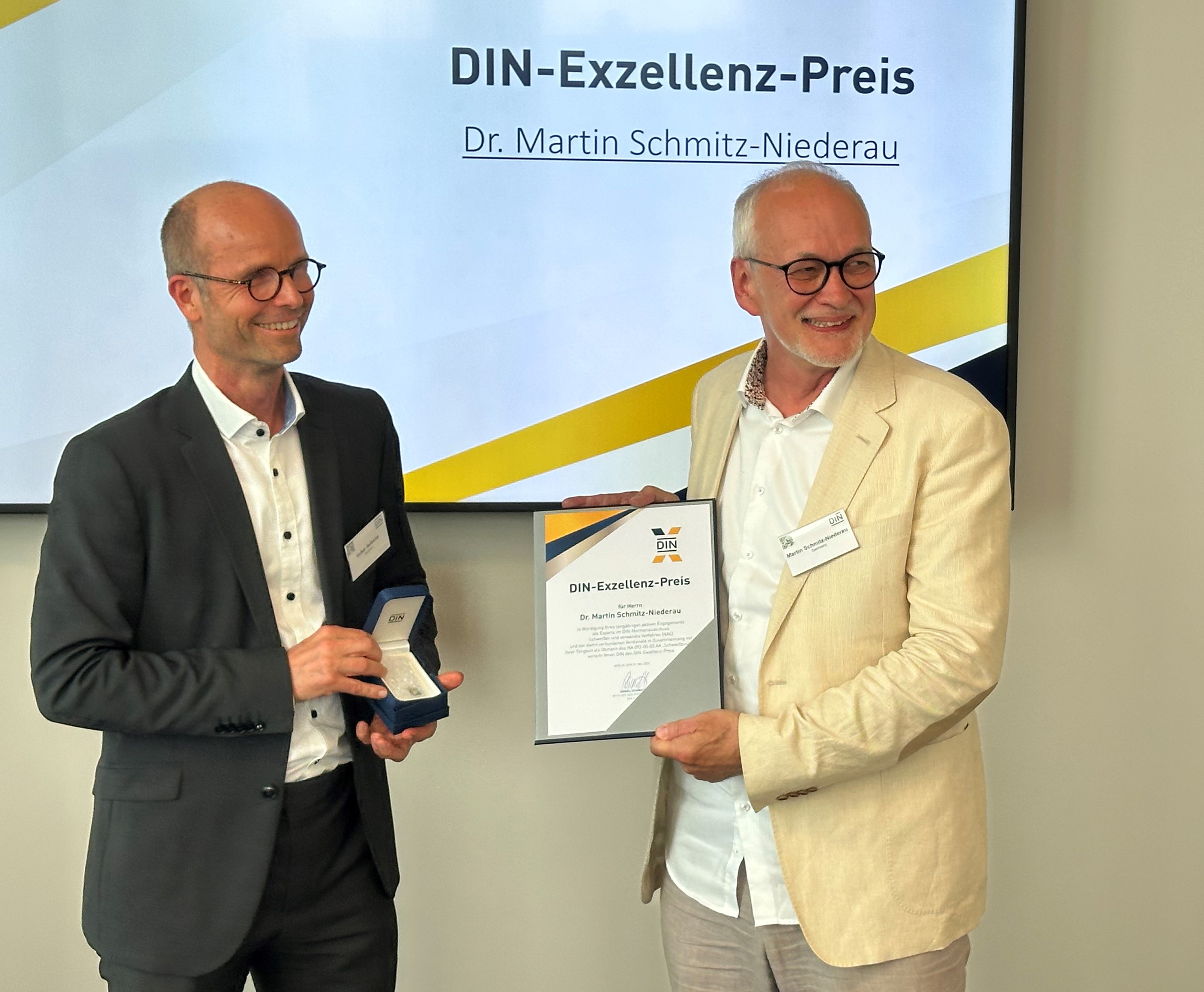 Ehrung von Dr. Schmitz-Niederau (rechts) am 2025-05-22 Ehrung von Dr. Schmitz-Niederau am 2025-05-22
