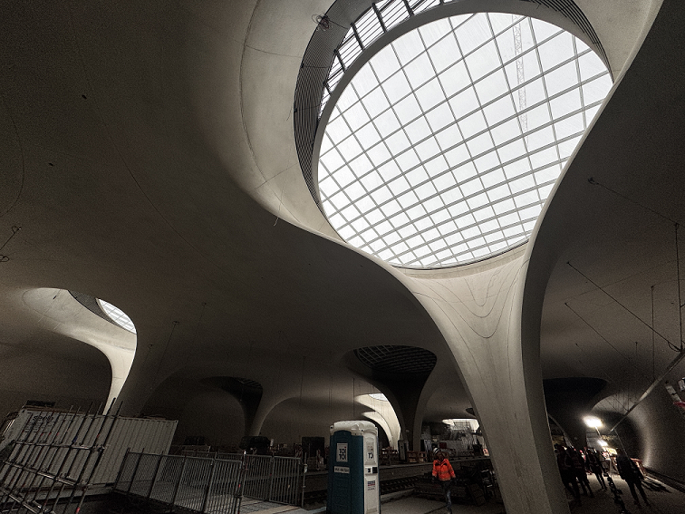 Kelchstütze auf einem Bahnsteig des Bahnhofs Stuttgart 21