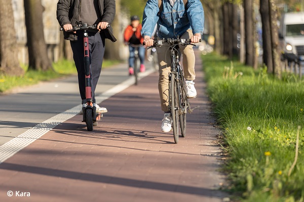 Elektroroller mit Akku im Straßenverkehr