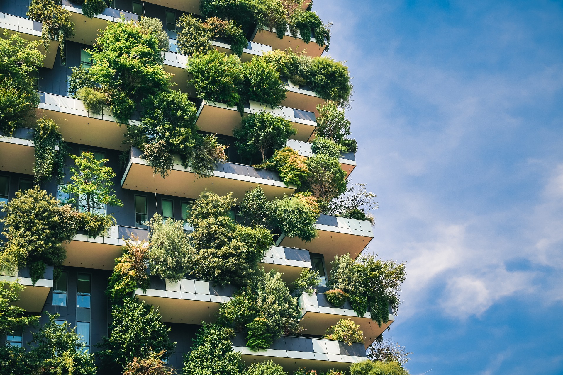 Grüner futuristischer Wolkenkratzer Bosco Verticale, Wohngebäude mit vertikalem Wald und Gärten auf den Balkonen.
