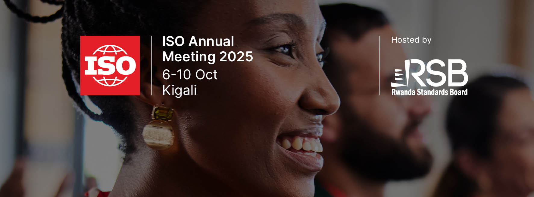 Lachende Gesichter von Personen, die bei einer Konferenz sitzen