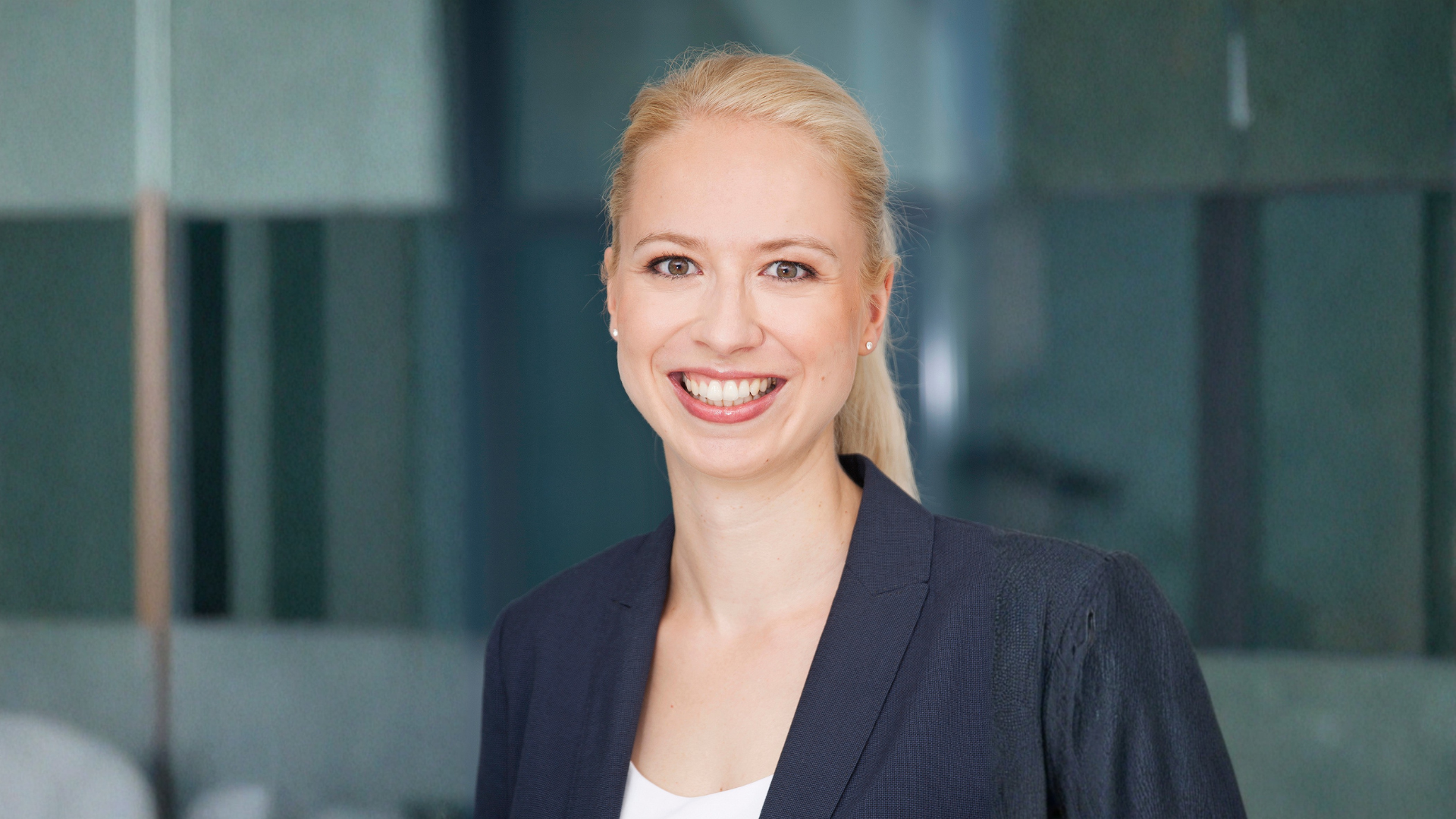 Porträt Annika Westera, Projektkoordinatorin im Bereich Strategische Kommunikation bei DIN.