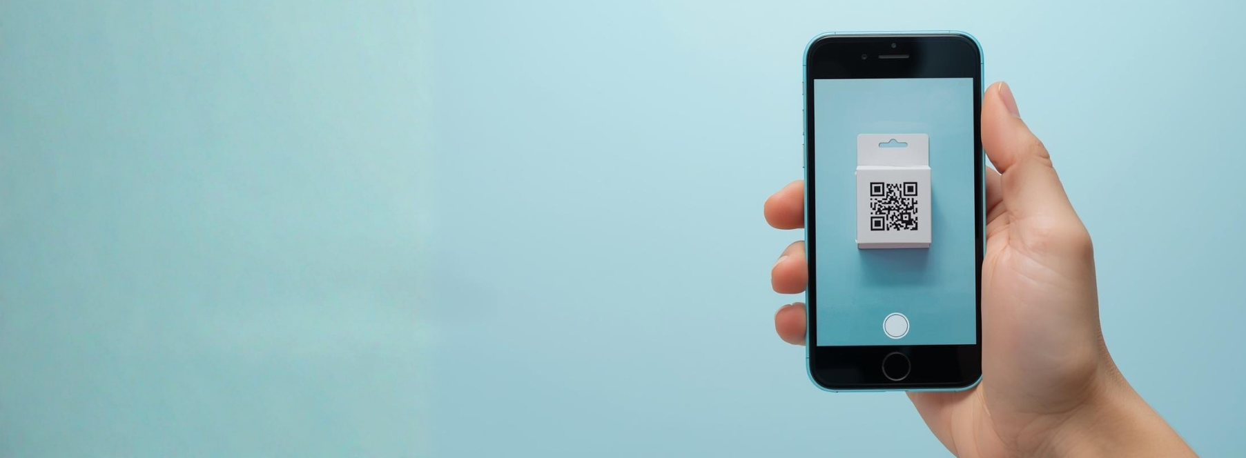 Foto einer Hand, die ein Smartphone hält und einen QR-Code auf einem Produkt scannt