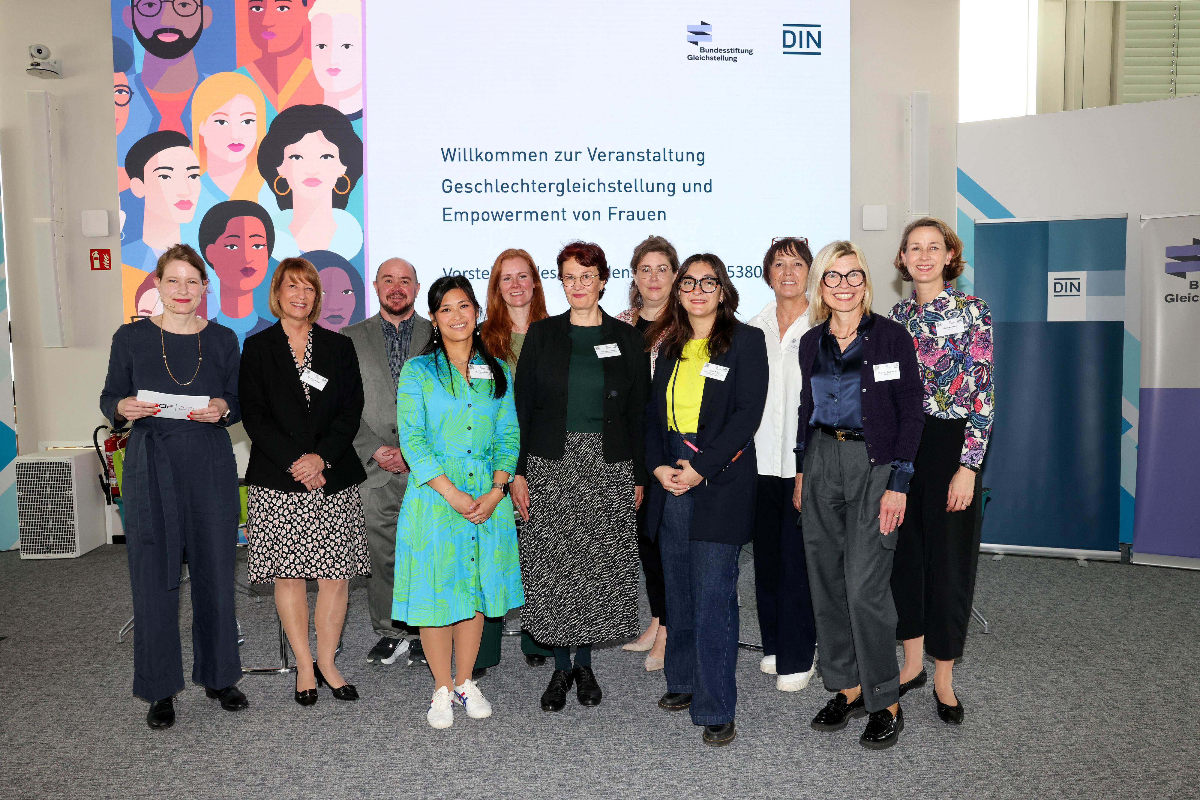 Gruppenfoto mit 11 Personen Veranstaltung Geschlechtergleichstellung