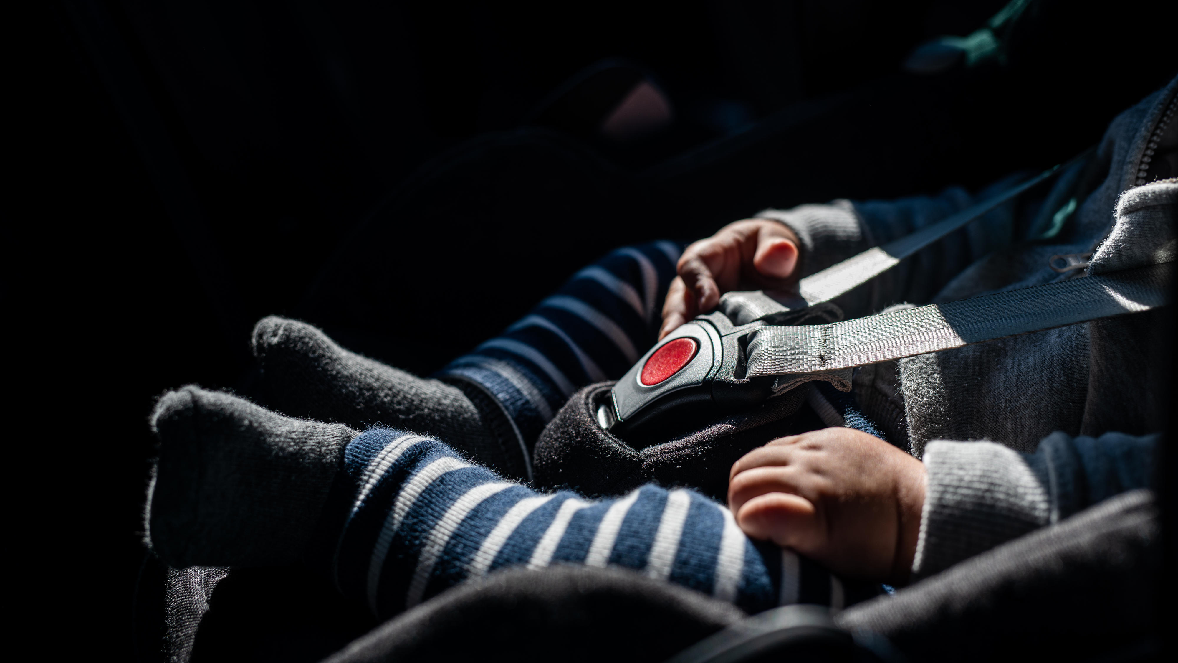 Kind im Autokindersitz