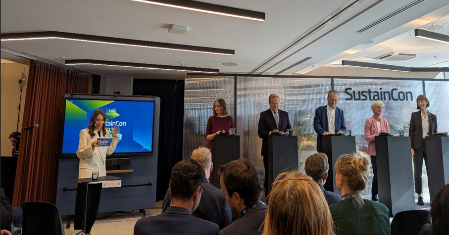 Teilnehmer*innen an einer Veranstaltung mit Podiumsdiskussion