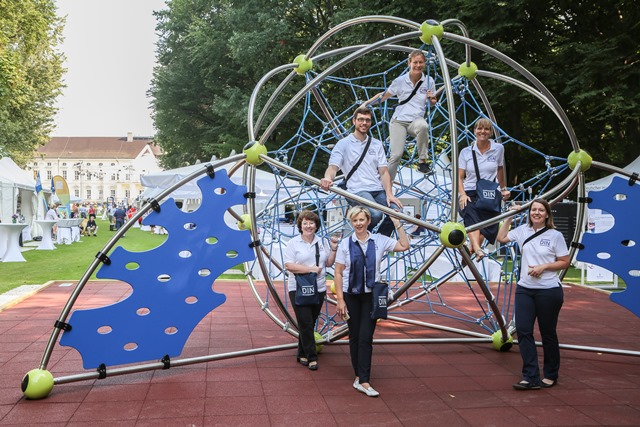 Klettergerüst aus Seilen auf dem Bürgerfest des Bundespräsidenten