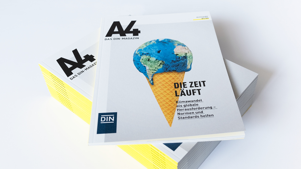 Mehrere DIN A4 Magazine aufgeklappt