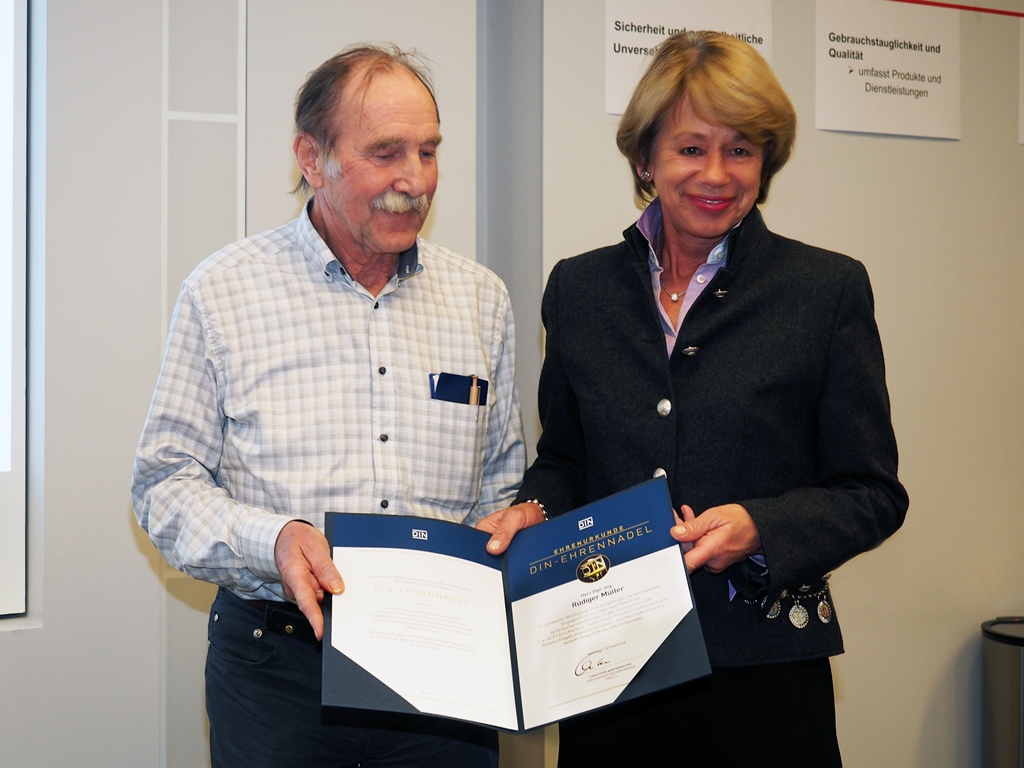 Verleihung der DIN-Ehrennadel an Herrn Rüdiger Müller