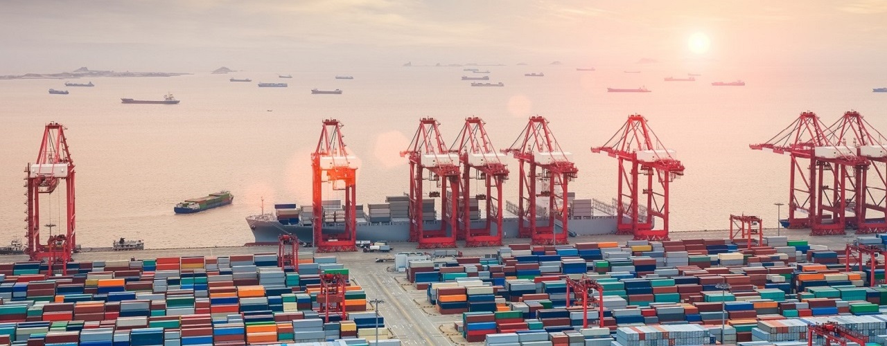 Auf einem Hafen werden Container auf Schiffe verladen