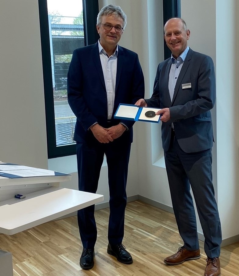 Foto Ehrung_Denkmünze_Dr Steiger1_crop