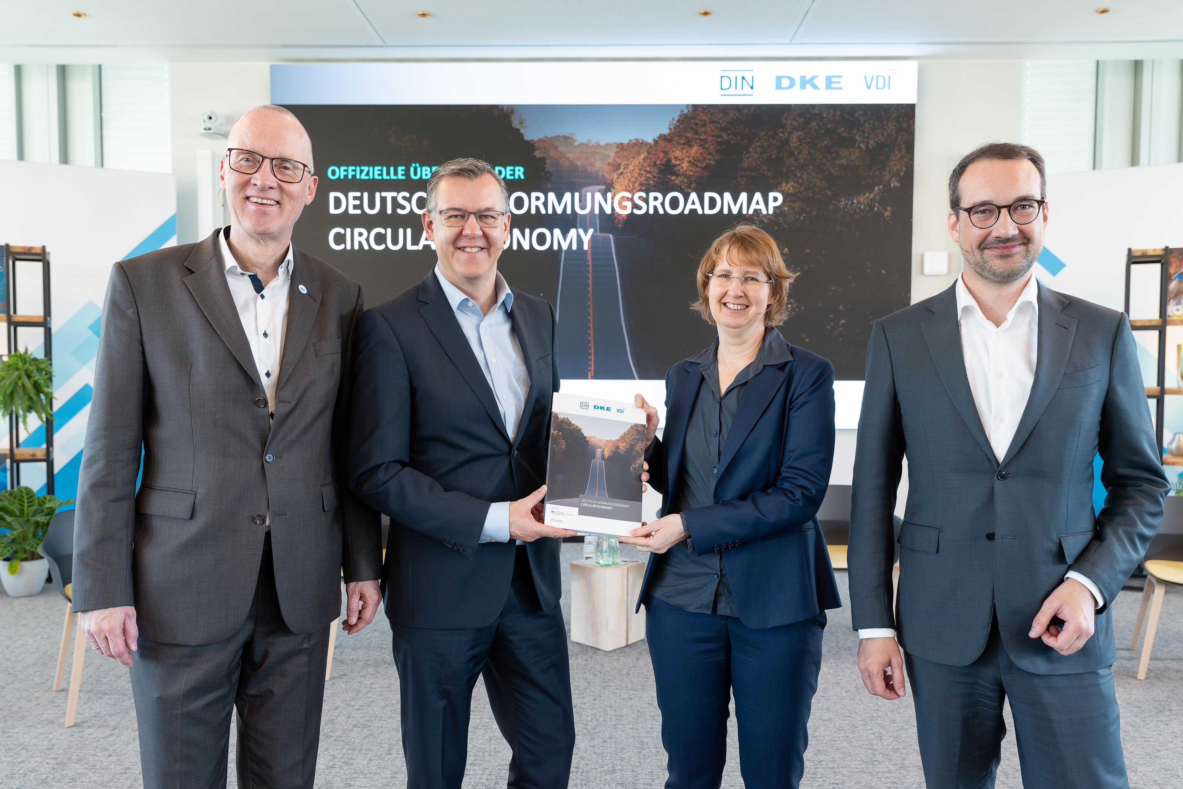 Dieter Westerkamp, VDI-Direktor und geschäftsführendes Präsidiumsmitglied (interim), Christoph Winterhalter, Vorsitzender des Vorstandes (CEO) von DIN, Christiane Rohleder, Staatssekretärin im Bundesministerium für Umwelt, Naturschutz, nukleare Sicherheit und Verbraucherschutz (BMUV), und Florian Spiteller, Bereichsleiter External Relations & Support bei der DKE.
