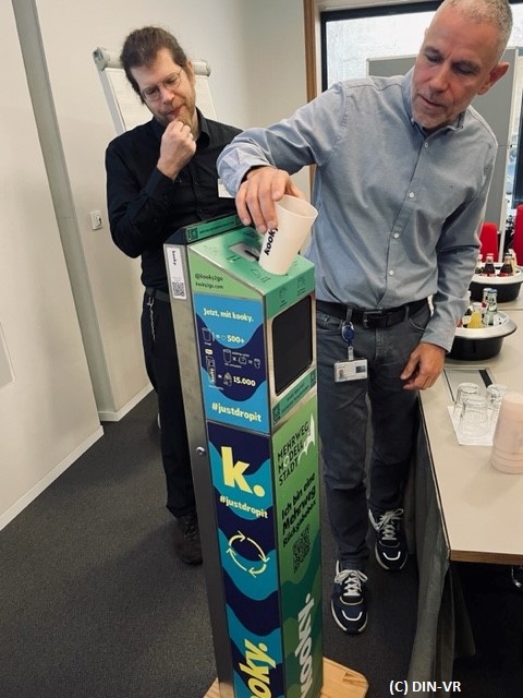 Präsentation einer Rücknahmesäule für Mehrwegbecher