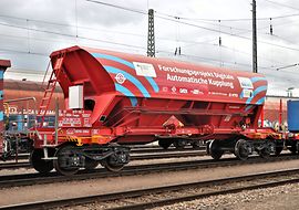 Roter Güterwagon auf Eisenbahnschiene