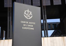 Schild vor dem Europäischen Gerichtshof mit der Aufschrift Cour de justice de l'union européenne