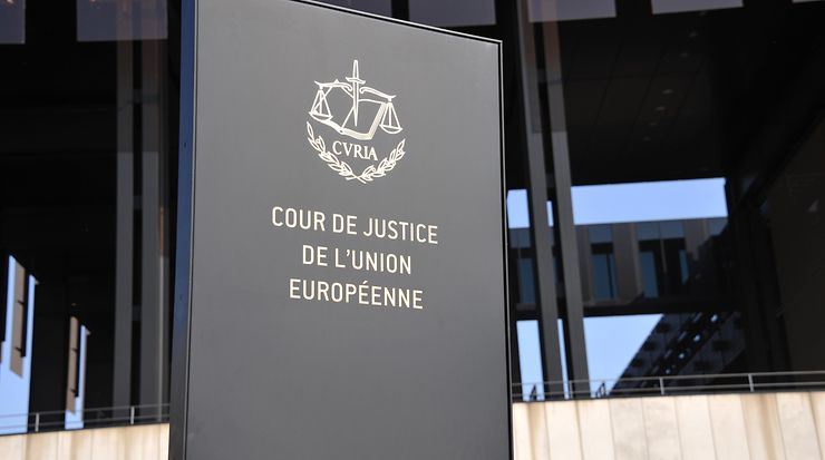 Schild vor dem Europäischen Gerichtshof mit der Aufschrift Cour de justice de l'union européenne