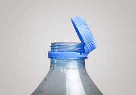 Plastikverschluss an PET-Trinkflasche
