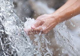 Fließendes Wasser und Hände