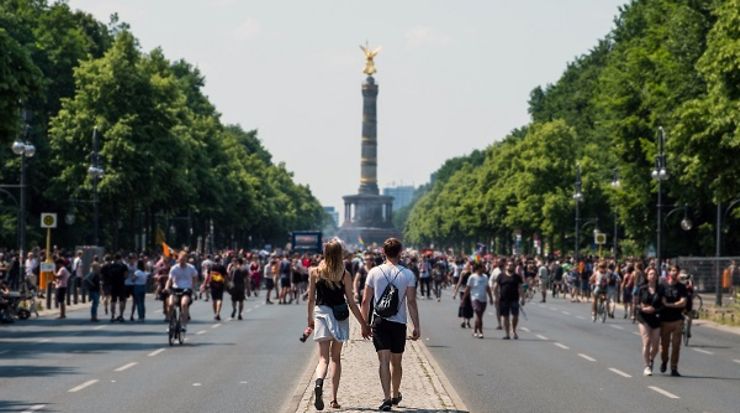 Personen unterwegs in der Stadt