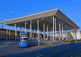 Überdachter Bahnhof mit Straßenbahn