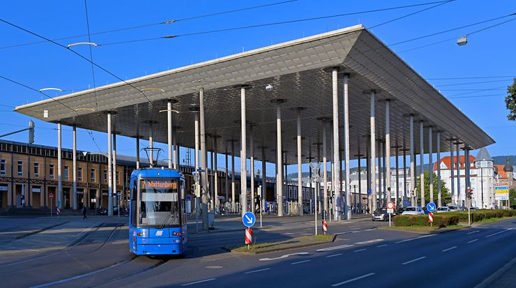 Überdachter Bahnhof mit Straßenbahn
