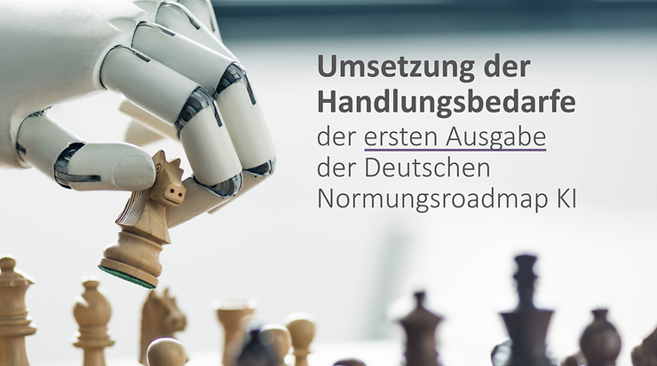 Eine Roboterhand spielt Schach