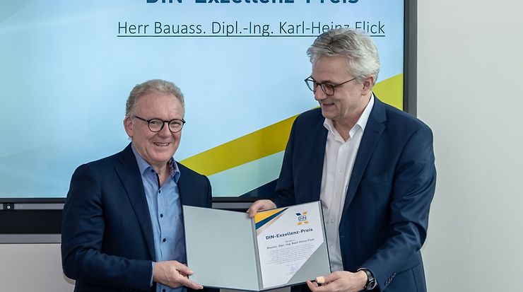 Dr. Michael Stephan überreicht Bauass. Dipl.-Ing. Karl-Heinz Flick den DIN-Exzellenz-Preis