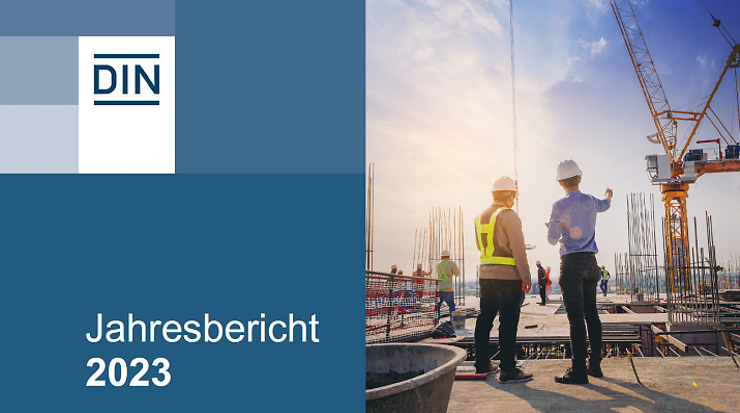 Cover des Jahresberichts mit einem Foto von 2 Bauherren auf einer Baustelle