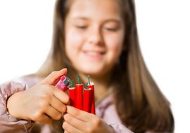 Kind bei dem Versuch ein Feuerzeug zu entzünden