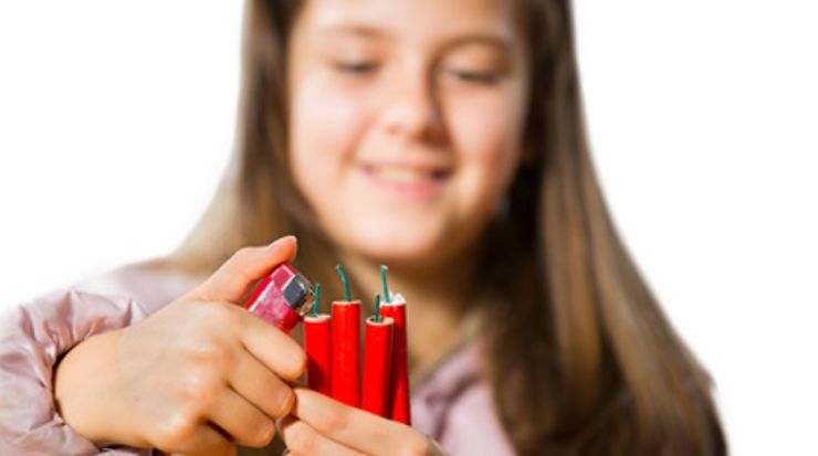 Kind bei dem Versuch ein Feuerzeug zu entzünden