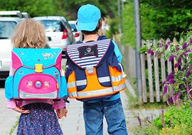 Schulkinder mit normgerechten Schulranzen