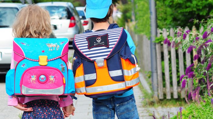 Schulkinder mit normgerechten Schulranzen