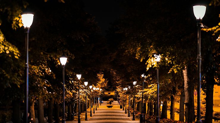 Beleuchteter Weg in einem Park