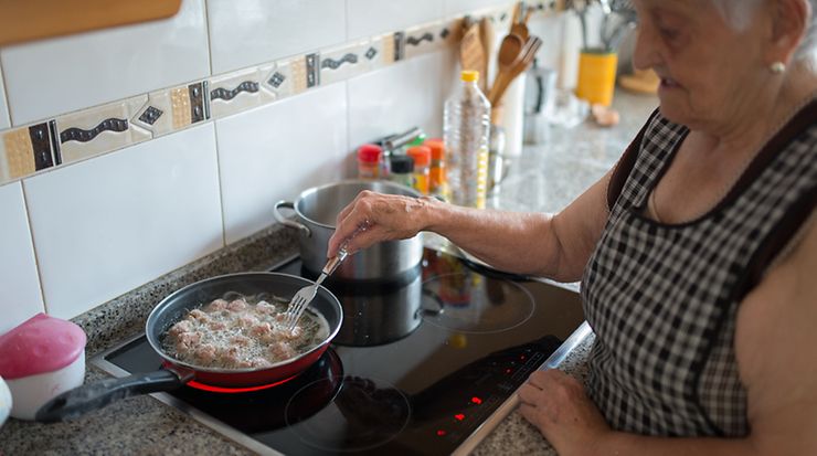 Seniorin am Kochherd