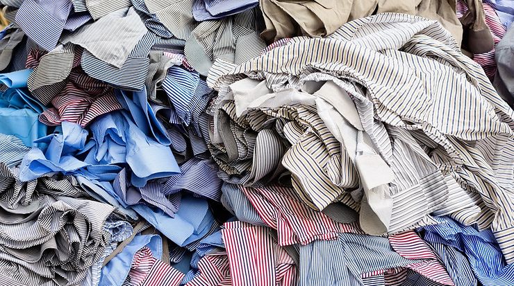 Pastellfarbene Textilien liegen auf einem Haufen