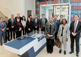 Junge Diplomaten besuchen die VR-Ausstellung im DIN