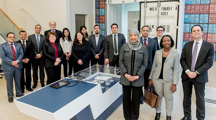 Junge Diplomaten besuchen die VR-Ausstellung im DIN