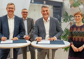 Vertragsunterzeichnung von Christoph Winterhalter (DIN) und Prof. Dr. York Sure-Vetter (NFDI)