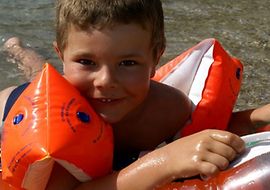 Kleinkind mit Schwimmlernhilfen