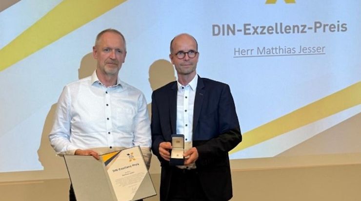 Matthias Jesser (links) bekommt DIN-Exzellenz-Preis verliehen