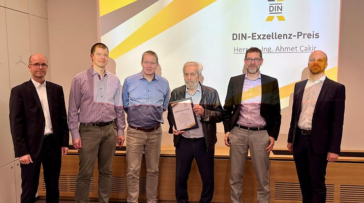 Gruppenfoto bei der Verleihung des DIN-Exzellenz-Preises an Dr.-Ing. Ahmet Çakir