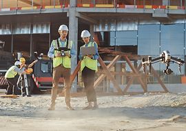 Bauchfachleute arbeiten mit einer Drohne auf der Baustelle