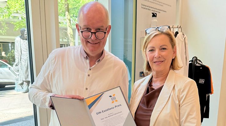 Bärbel Wernicke überreicht Helmut Fahrenholz den DIN-Exzellenz-Preis.