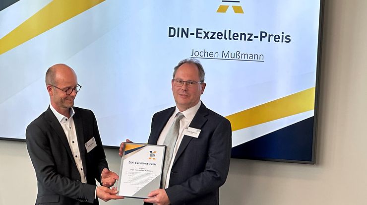 Dr. Volker Seibicke (DIN) überreicht Dipl.-Ing. Jochen Mußmann den DIN-Exzellenz-Preis